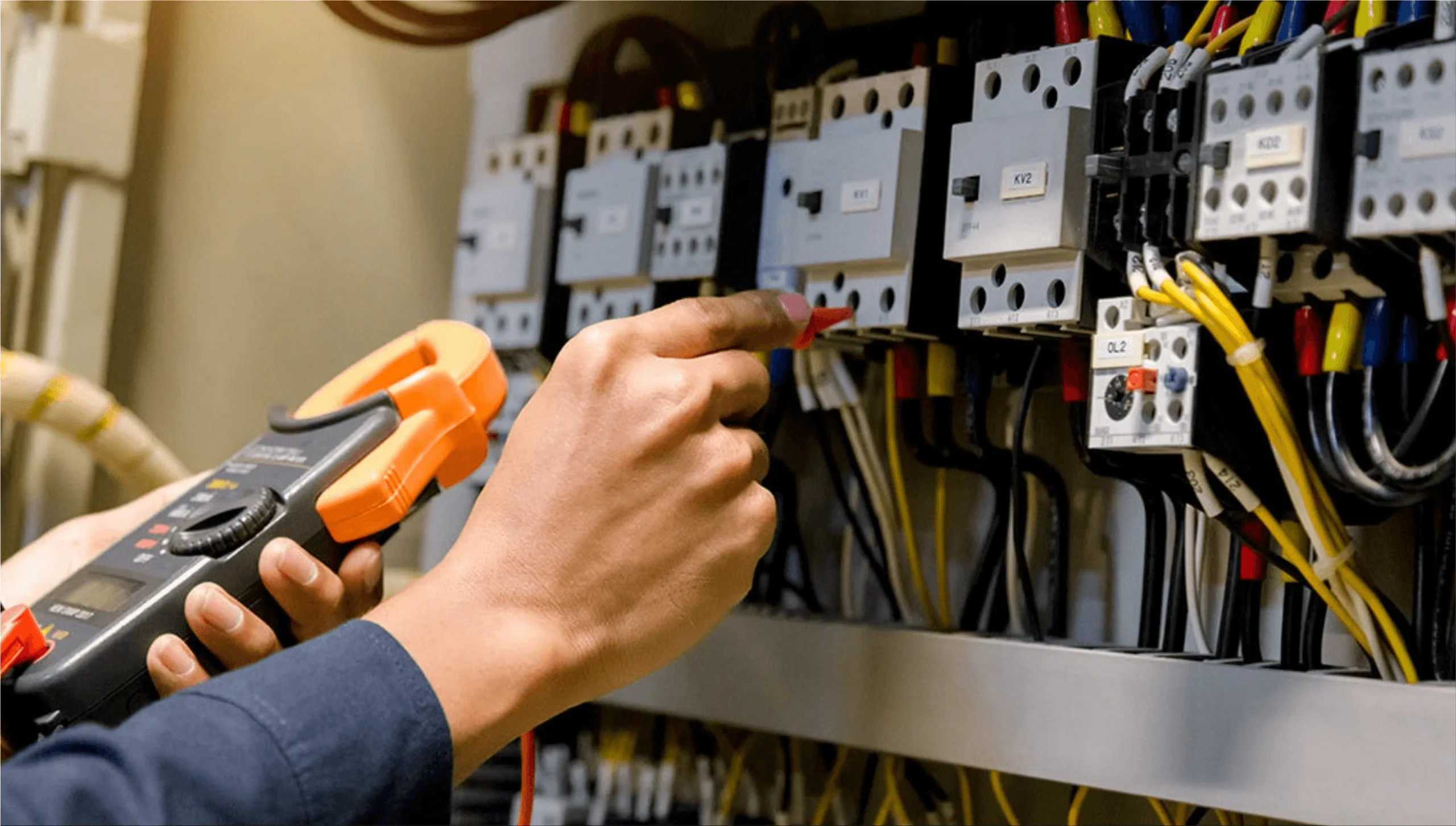 Mentenanță electrică în Constanța: verificare tablou